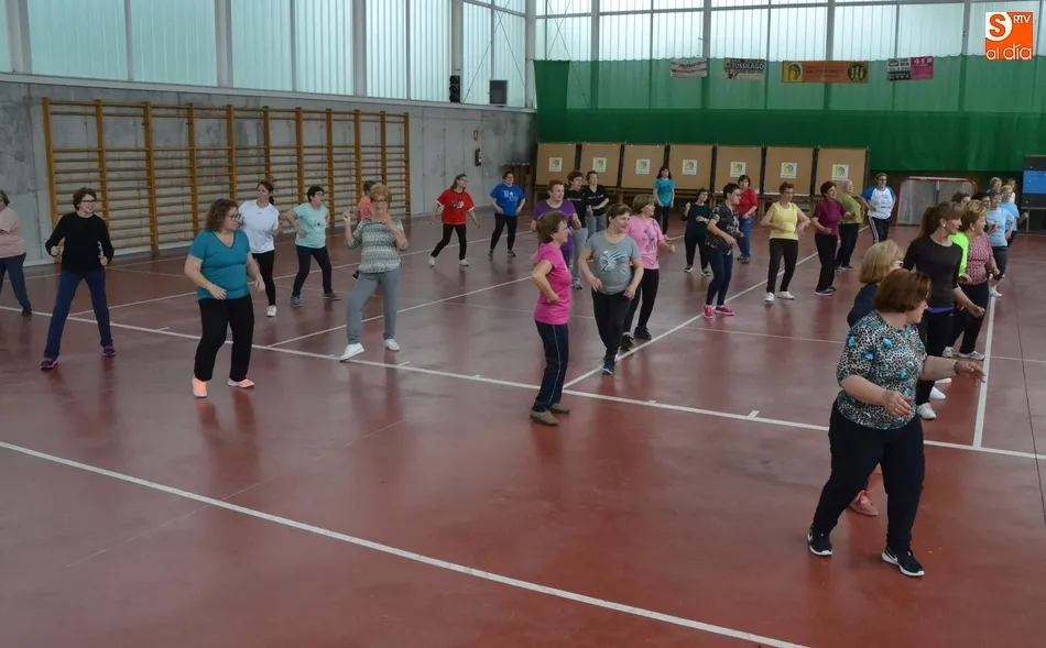 Foto 2 - Amanecer estrena con casi 40 participantes un taller de zumba  