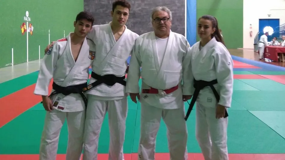 Los dos judocas y sus compañeros.