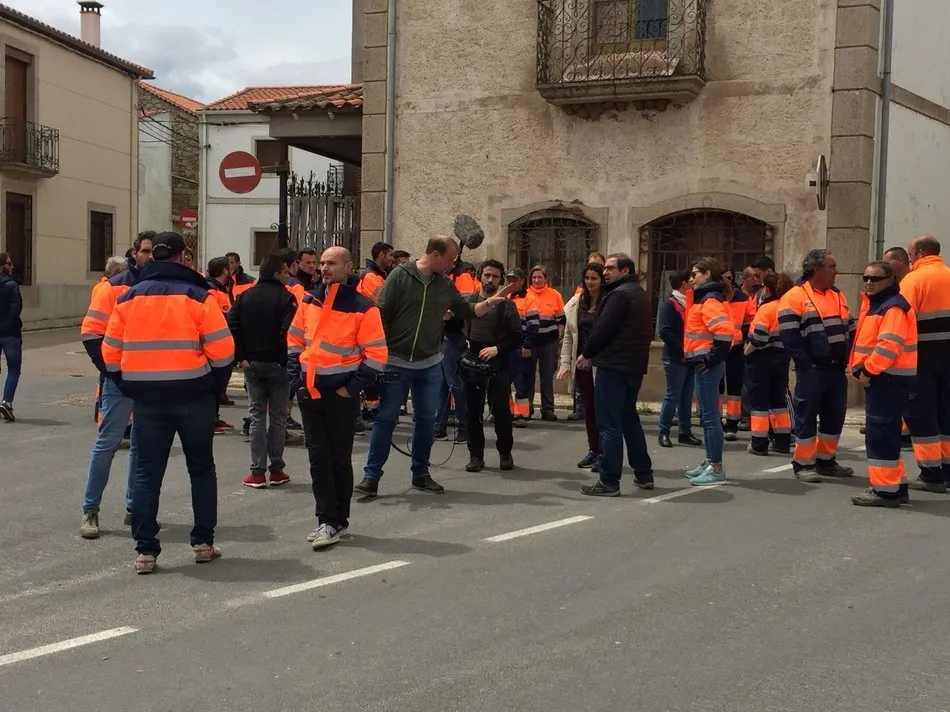 Foto 5 - Trabajadores de Berkeley se concentran a las puertas del Ayuntamiento de Villavieja de Yeltes  