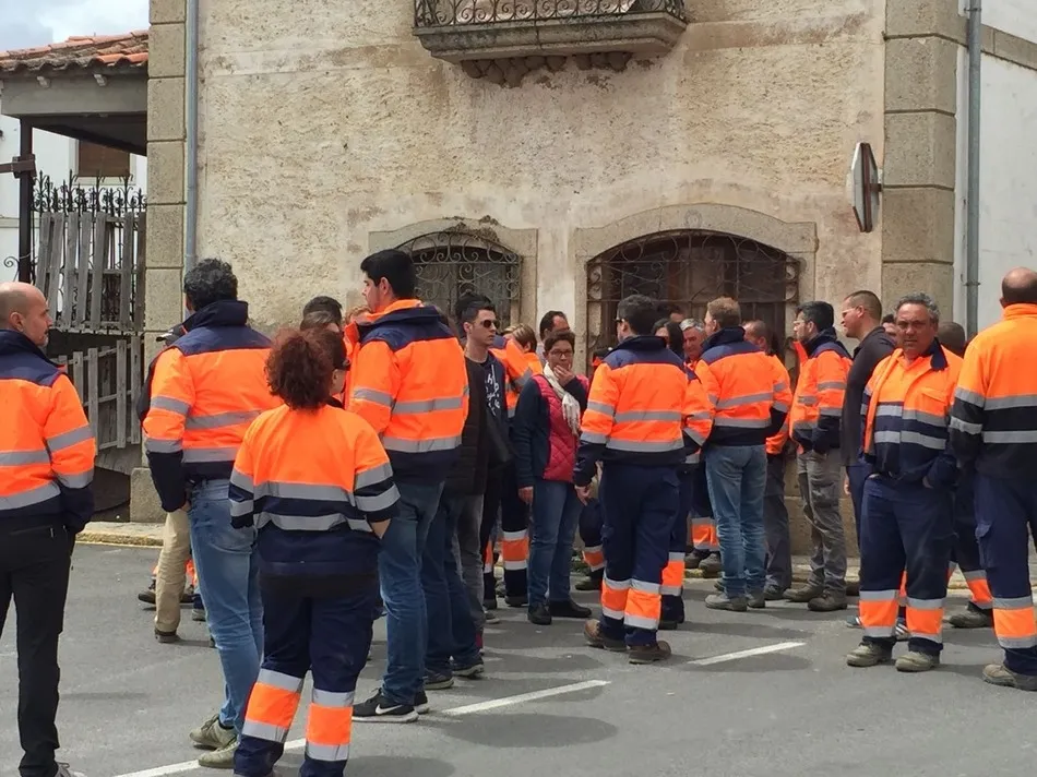 Foto 3 - Trabajadores de Berkeley se concentran a las puertas del Ayuntamiento de Villavieja de Yeltes  