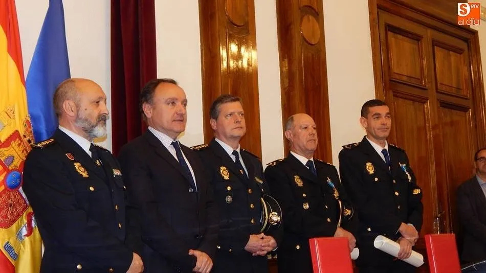 El subdelegado de Gobierno (segundo por la izquierda), en la entrega de las condecoraciones al Mérito Civil.