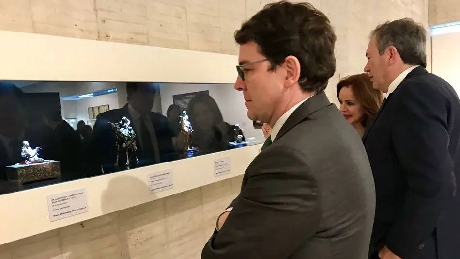 Foto 3 - El Universo Lis, del Museo Art Nouveau y Art Dec&oacute;, llega al mismo coraz&oacute;n de las Cortes regionales