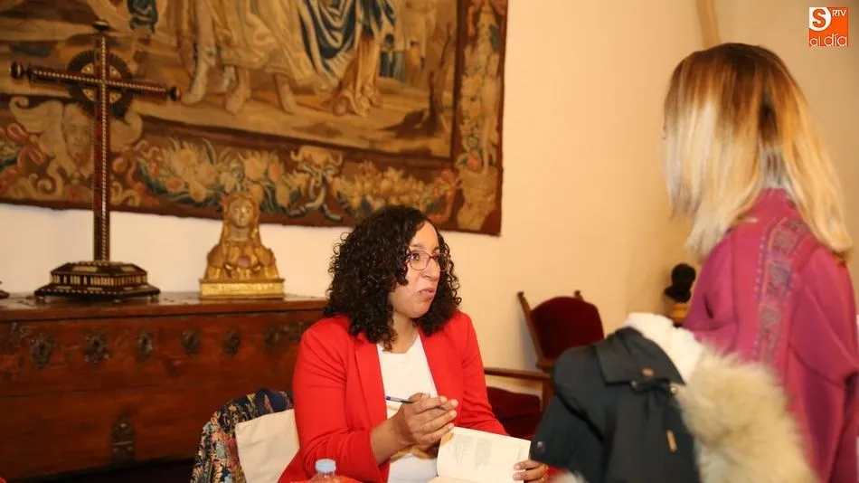 Najat El Hachmi firma un ejemplar de un libro a una joven. Fotos: Alberto Martín