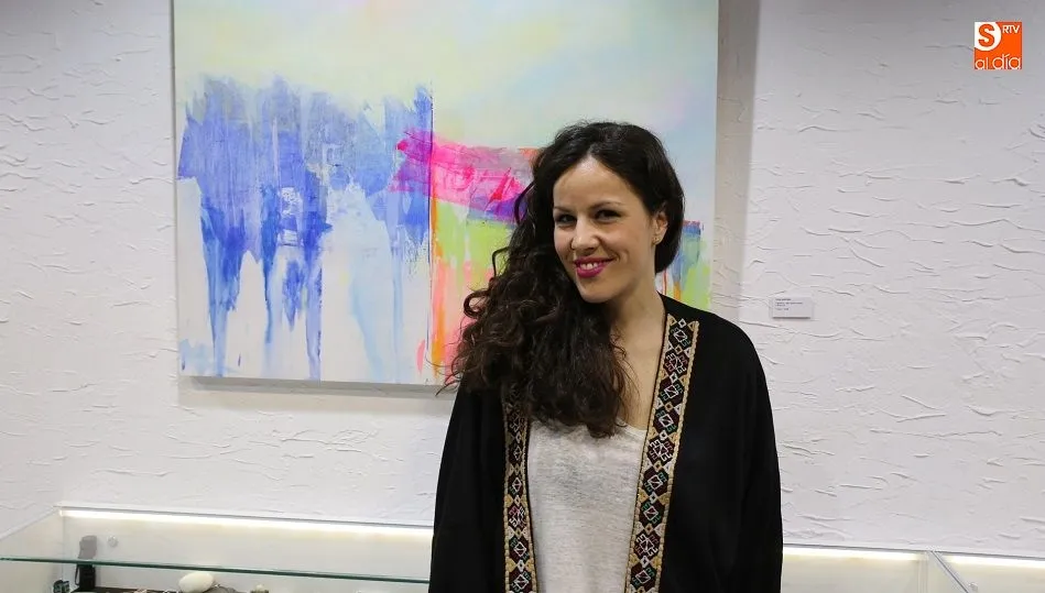 La artista, junto a una de sus obras, posa para SALAMANCArtv AL DÍA. Fotos: Alberrto Martín