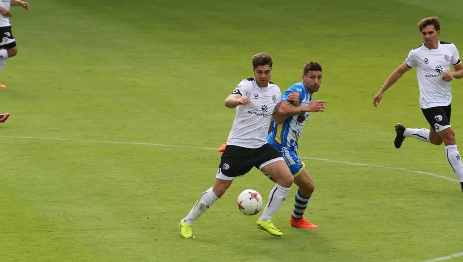 Juanan, en el partido ante la Arandina, antes de lesionarse. Foto: Alberto Martín