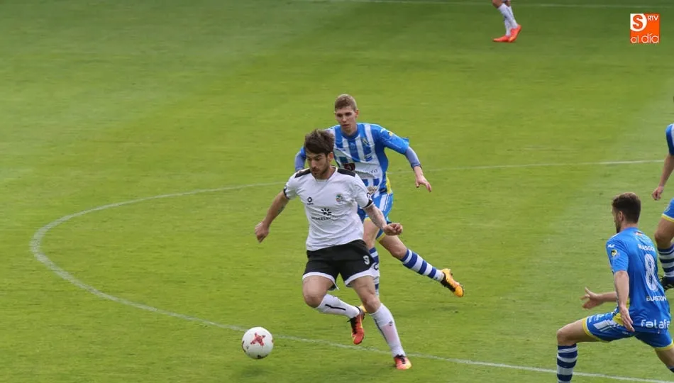 Ortiz, aguanta el balón de espaldas ante la presión de un rival. Foto: Alberto Martín
