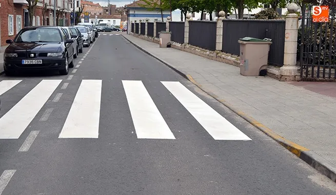 Foto 2 - El Ayuntamiento repinta varios pasos de peatones y crea nuevos aparcamientos para personas con...