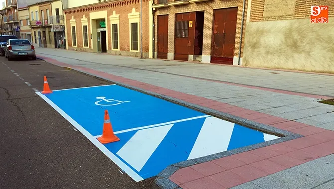 El Ayuntamiento ha llevado a cabo desde el miércoles diferentes repintados de pasos y creado plazas para personas con discapacidad en diferentes zonas