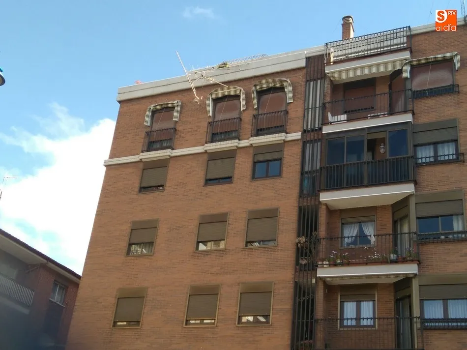 Foto 5 - La antena de un edificio pone en riesgo a los peatones en la plaza de Madrid  