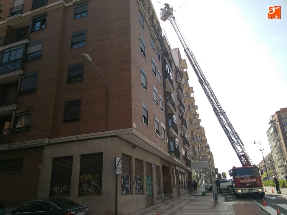 Foto 4 - La antena de un edificio pone en riesgo a los peatones en la plaza de Madrid  