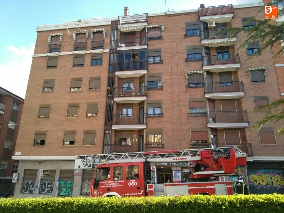 Foto 3 - La antena de un edificio pone en riesgo a los peatones en la plaza de Madrid  