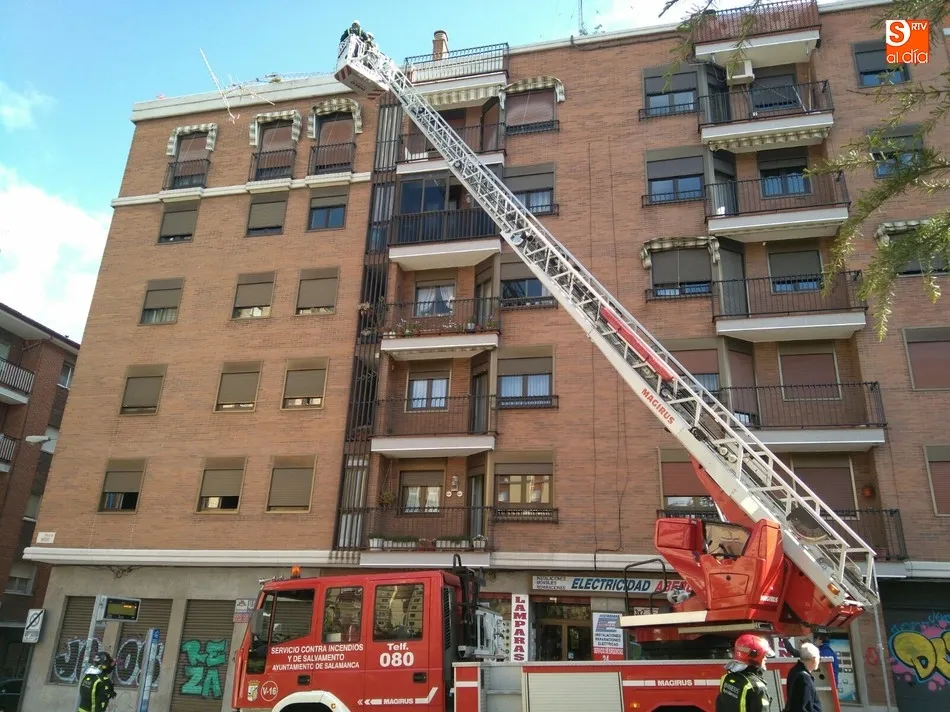 Foto 2 - La antena de un edificio pone en riesgo a los peatones en la plaza de Madrid  
