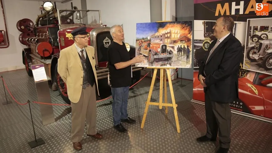 Donación del cuadro que representa el camión de bomberos Naval Somua, del año 1930, que se puede ver detrás. Foto de Alejandro López