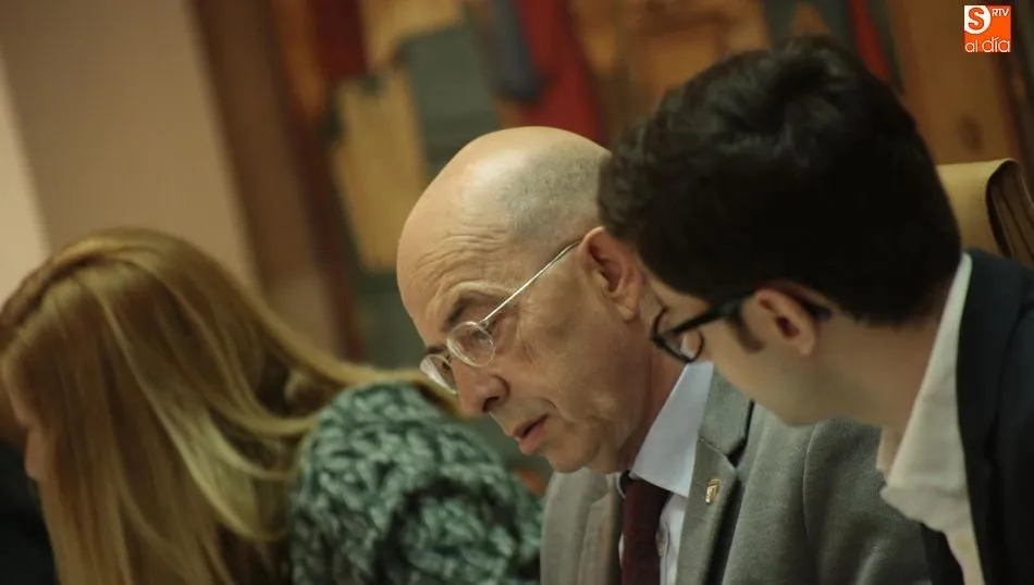 El portavoz socialista, José Luis Mateos, Arturo Ferreras y Maribel Campo, en un momento del pleno. Foto: Alejandro López