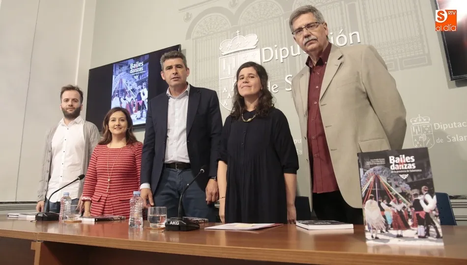 De iz. a der. José María Mezquita, Susana Arroyo, Julián Barrera, Julia Andrés Oliveira y Paco Blanco durante la presentación del libro / REP. GRÁFICO: ALEX LÓPEZ