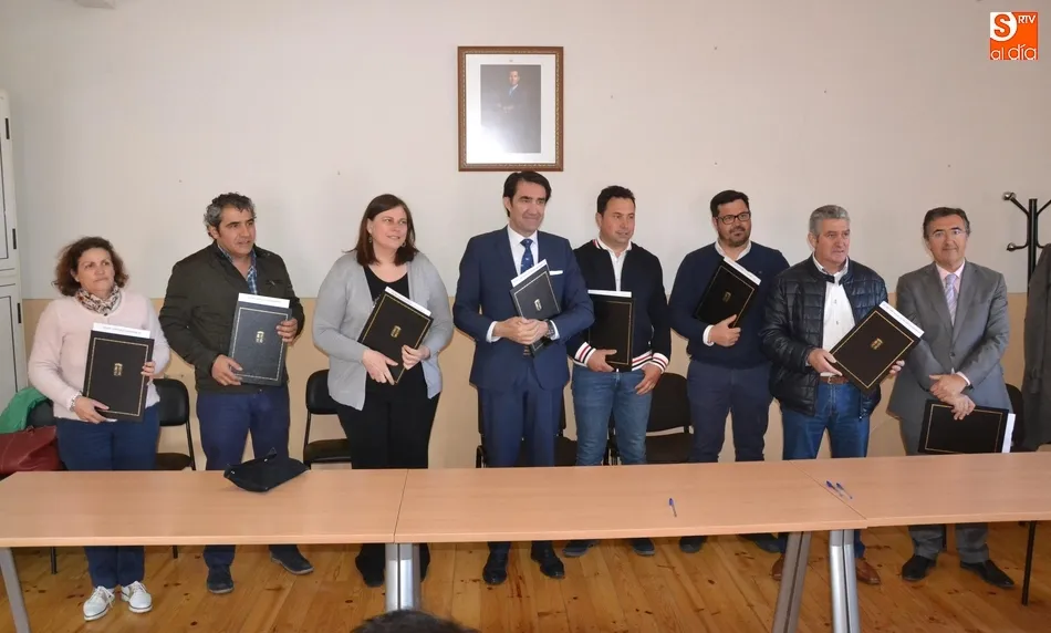 En el consejero de Fomento, Juan Carlos Suárez-Quiñones, firmó con los respectivos alcaldes el convenio