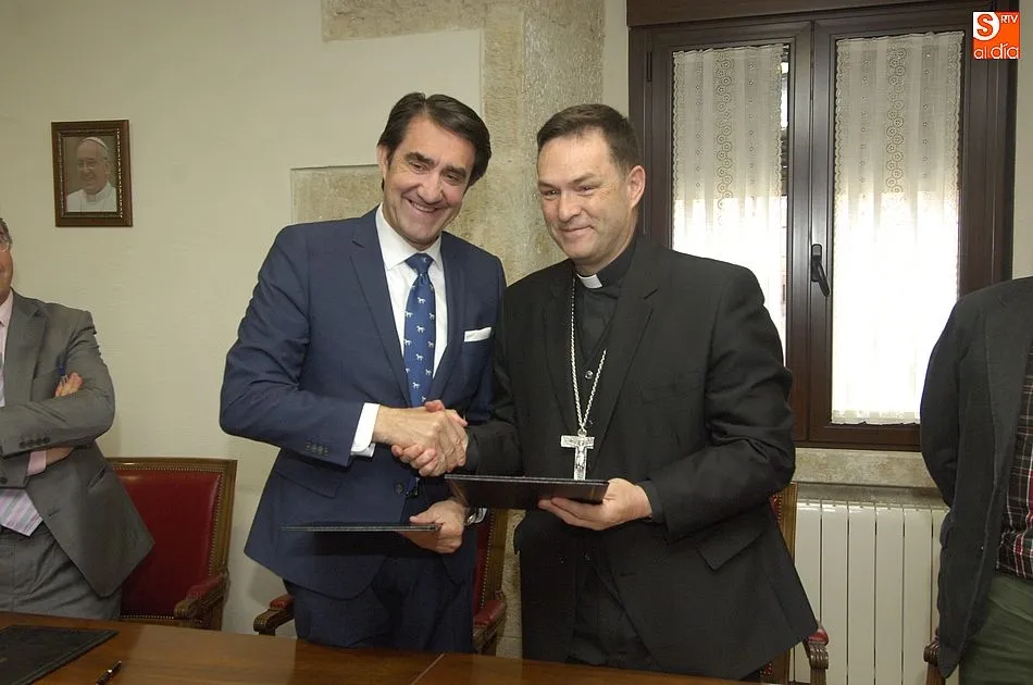 Firma del convenio entre Juan Carlos Suárez-Quiñones y Raúl Berzosa | Foto Adrián Martín