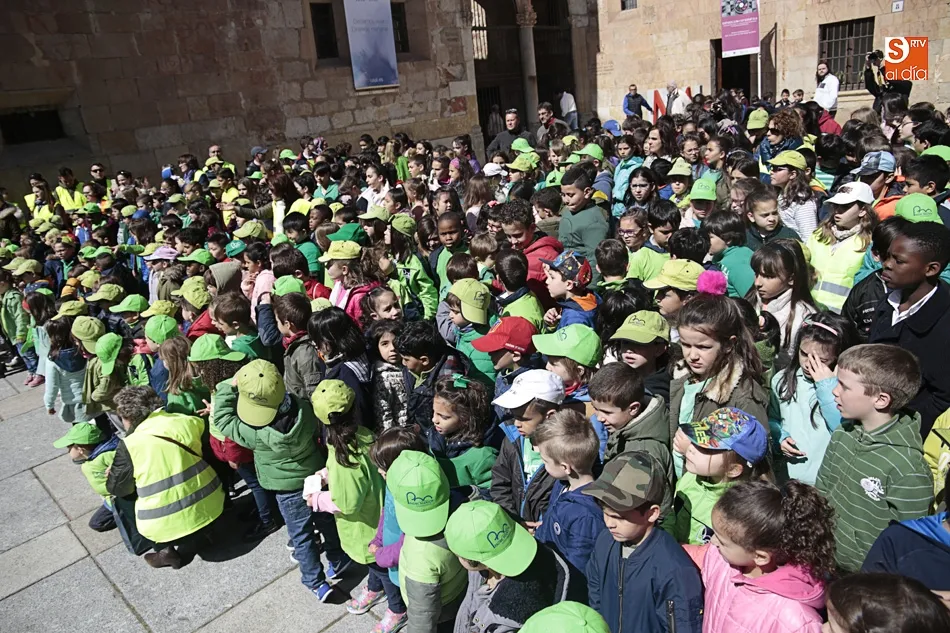 Foto 7 - El CEIP Padre Manj&oacute;n celebra el VIII Centenario de la USAL en el Patio de Escuelas