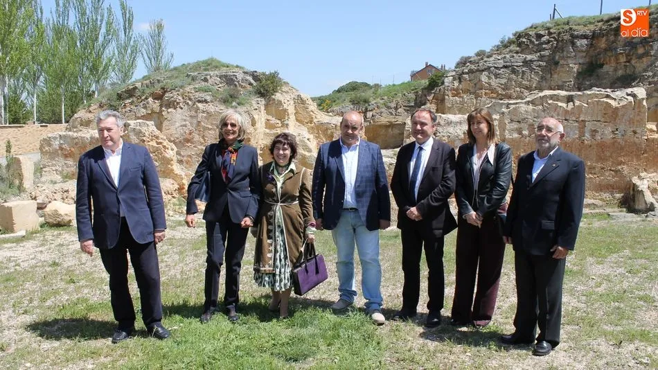 Las autoridades y los participantes en la inauguración de la feria visitaron después el Hábital Minero