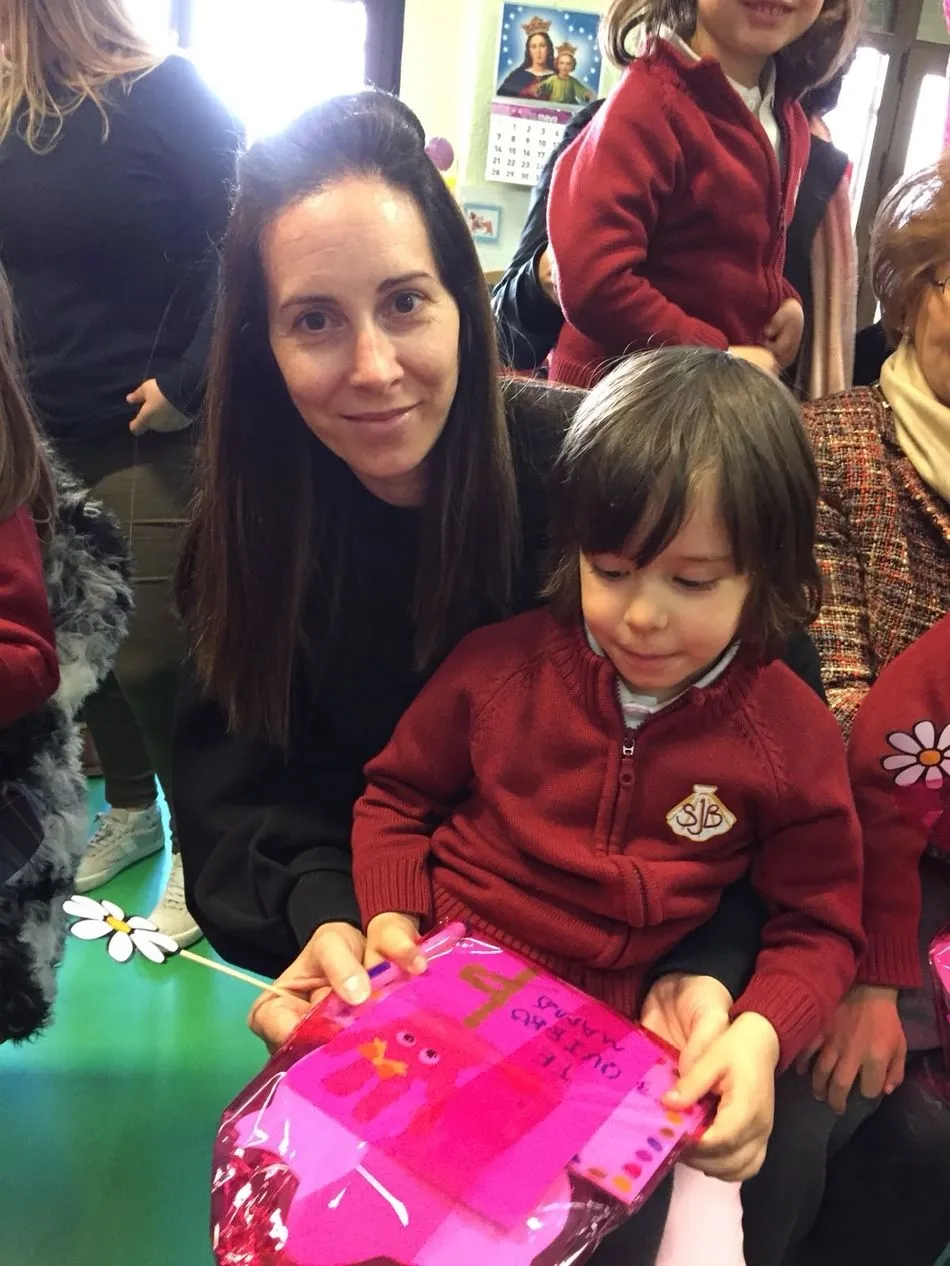 Foto 3 - Los m&aacute;s peque&ntilde;os del Colegio San Juan Bosco celebran con sus madres su D&iacute;a