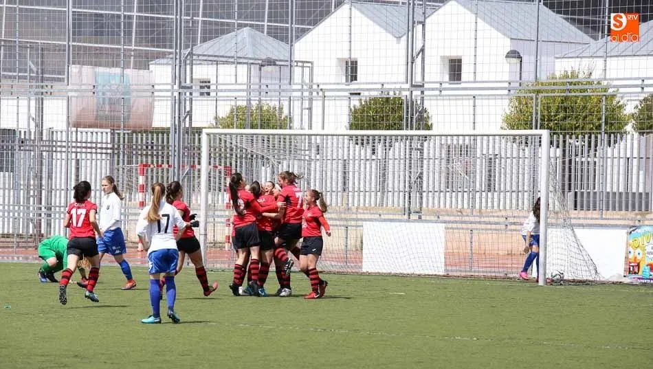Las jugadoras del primer equipo celebran uno de los goles que les daba el ascenso  Segunda División. Foto: Alberto Martín