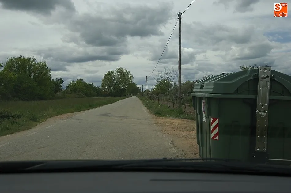 Foto 2 - Los vecinos de &Aacute;gueda se quejan por la cercan&iacute;a de los contenedores a la carretera  