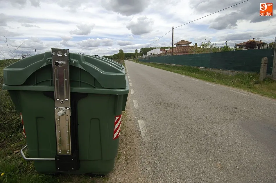Foto 4 - Los vecinos de &Aacute;gueda se quejan por la cercan&iacute;a de los contenedores a la carretera  