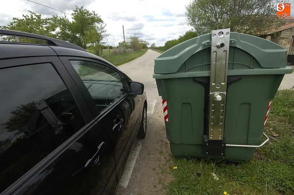 Los vecinos de Águeda se quejan por la cercanía de los contenedores a la carretera  
