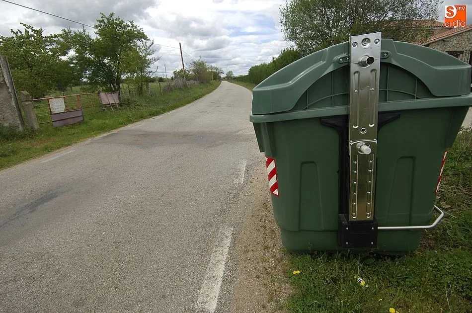 Foto 3 - Los vecinos de &Aacute;gueda se quejan por la cercan&iacute;a de los contenedores a la carretera  