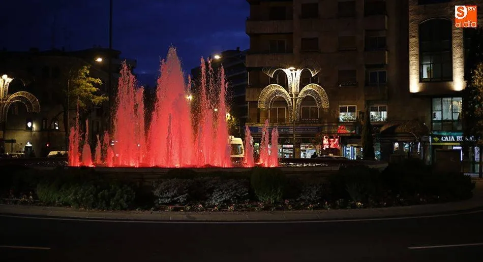 Fuente de la puerta de Zamora iluminada hace unos días con otro motivo.