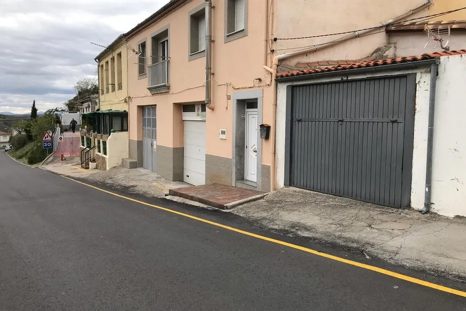 Foto 3 - Los vecinos de la Carretera de Aldeacipreste y los de la calleja de Fuentehonda enfrentados por un...