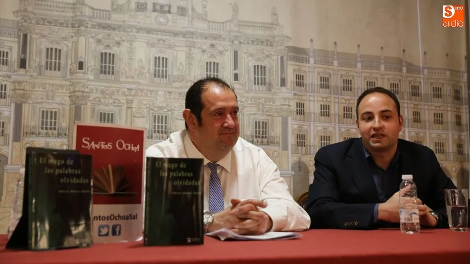 El autor se dirige a los asistentes para detallar su última obra. Fotos: Alberto Martín