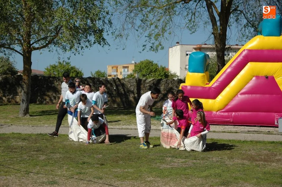 Foto 11 - Animada convivencia de asociaciones de madres y padres con 130 escolares y adultos  