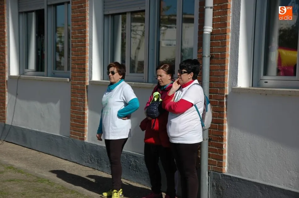 Foto 2 - Animada convivencia de asociaciones de madres y padres con 130 escolares y adultos  
