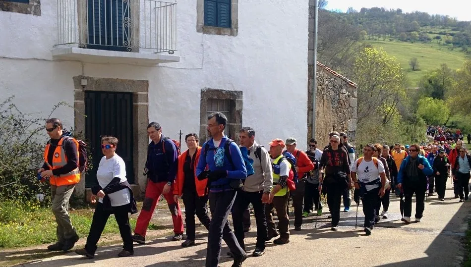 Marcha de senderismo La Salamanquesa a su paso por los Molinos de Pichón