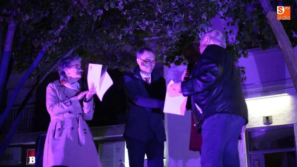 El rector hace entrega del premio al ganador. Fotos: Alejandro López