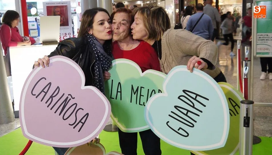 Bonita imagen de un beso entre familiares.