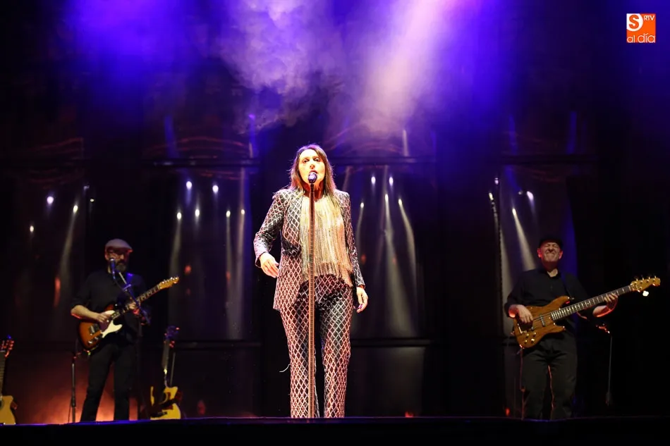 Foto 7 - Luz Casal envuelve con la magia de su voz a un p&uacute;blico incondicional en el Multiusos S&aacute;nchez...