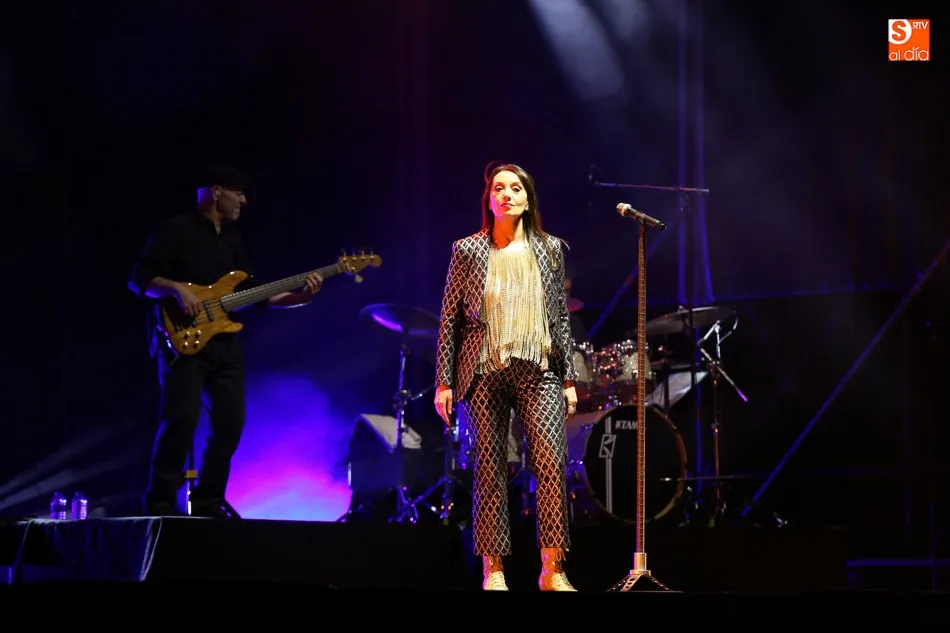 Foto 5 - Luz Casal envuelve con la magia de su voz a un p&uacute;blico incondicional en el Multiusos S&aacute;nchez...