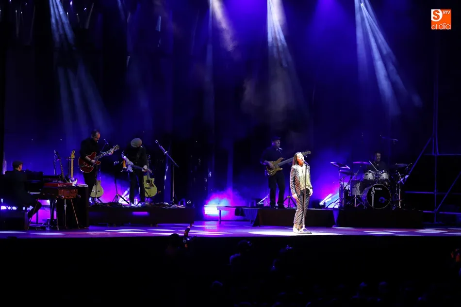 Foto 4 - Luz Casal envuelve con la magia de su voz a un p&uacute;blico incondicional en el Multiusos S&aacute;nchez...