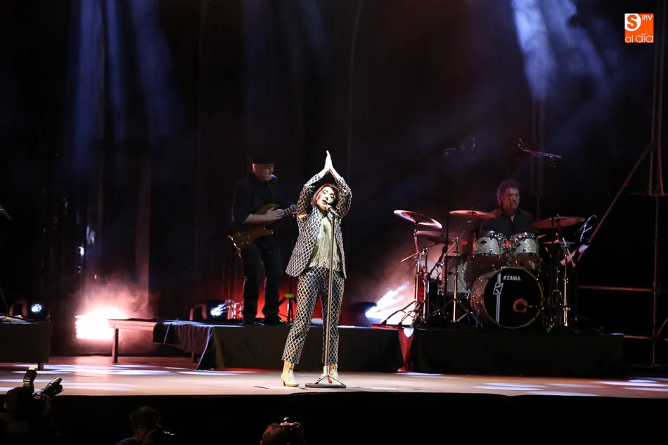 Foto 3 - Luz Casal envuelve con la magia de su voz a un p&uacute;blico incondicional en el Multiusos S&aacute;nchez...