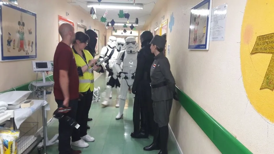 Foto 4 - Visita sorpresa en Pediatr&iacute;a de los malos de la Guerra de las Galaxias