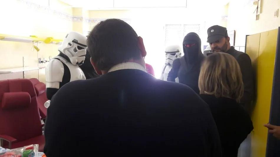 Foto 2 - Visita sorpresa en Pediatr&iacute;a de los malos de la Guerra de las Galaxias