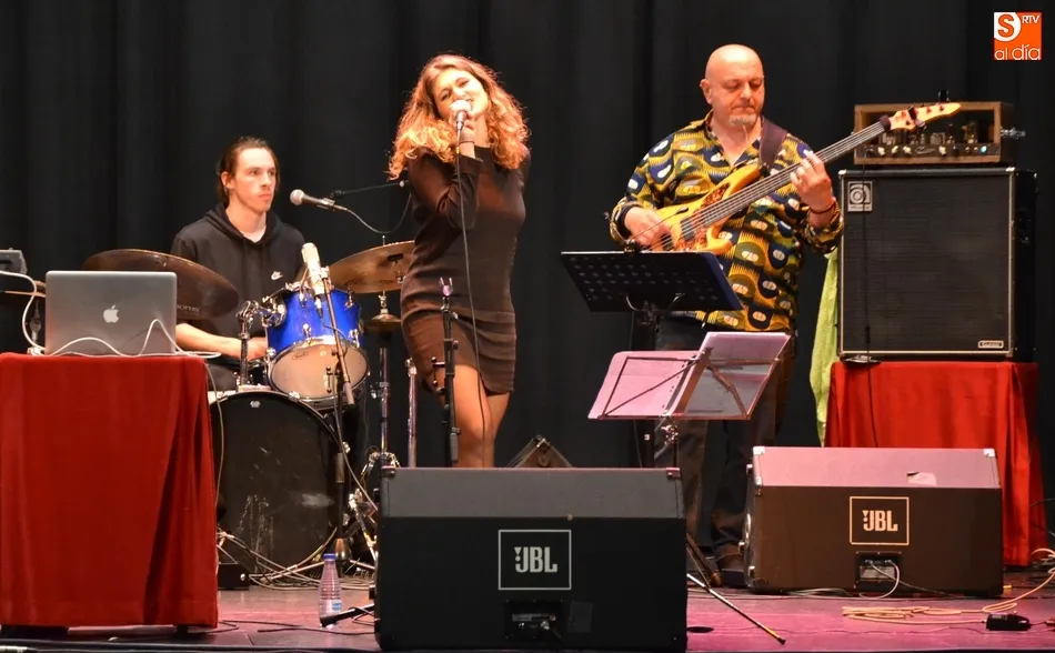 El grupo francés Mackash Bueno actúa en el Teatro dentro de su gira por España  