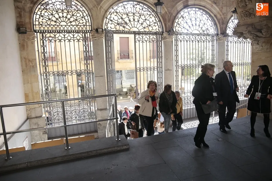 Foto 2 - Los socios de la Casa Regional de Salamanca en Legan&eacute;s visitan el Palacio de la Salina