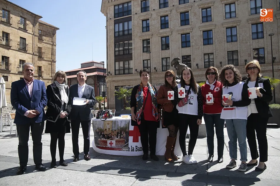 Foto 10 - Las huchas del D&iacute;a de la Banderita, s&iacute;mbolo de solidaridad con Cruz Roja