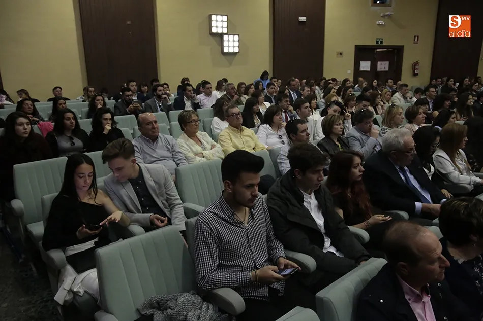Foto 3 - Imposici&oacute;n de becas a los alumnos del Grado en Ingenier&iacute;a Qu&iacute;mica