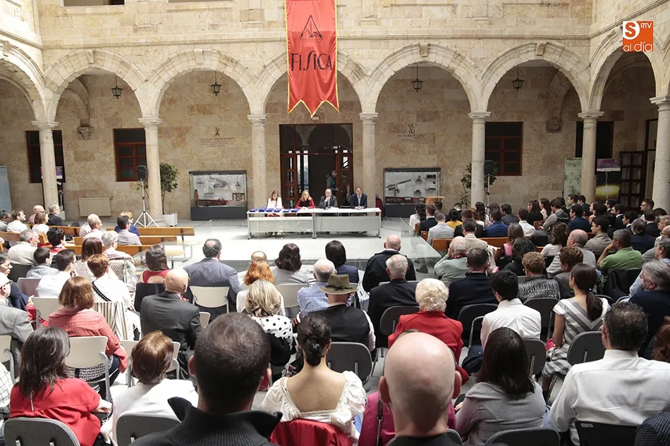 Foto 11 - Los alumnos del Grado en F&iacute;sica celebran su graduaci&oacute;n