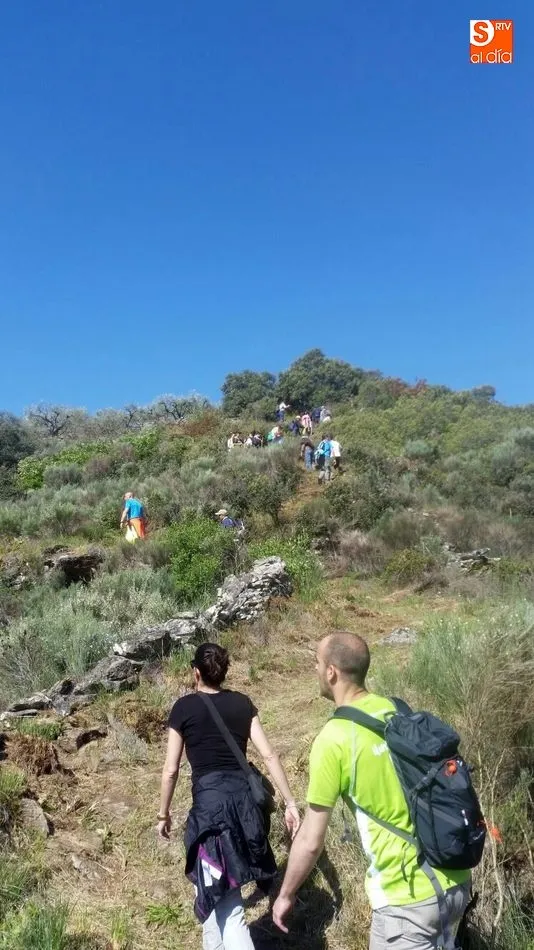 Foto 11 - Cerca de 300 senderistas se adentran en el coraz&oacute;n de Las Arribes  