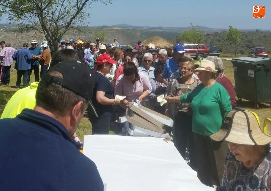 Foto 10 - Cerca de 300 senderistas se adentran en el coraz&oacute;n de Las Arribes  